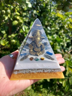 Pirâmide Orgonite Ganesha Base 10cm Prosperidade com Nanotecnologia