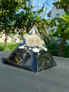 Pirâmide Orgonite Dente de Leão 10cm com Nanotecnologia Preta - comprar online