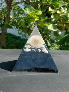 Pirâmide Orgonite Dente de Leão 10cm com Nanotecnologia Preta