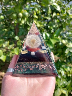 Pirâmide Orgonite Dente-de-leão Base 9cm Verde com Nanotecnologia - ORAC ORGONITES - Loja Online de Orgonites