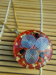 Pingente Orgonite Triskle com Nanotecnologia Vermelho - comprar online