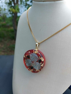 Pingente Orgonite Triskle com Nanotecnologia Vermelho - loja online