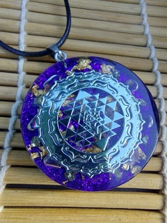 Pingente Orgonite Sri Yantra com Nanotecnologia Roxo - comprar online