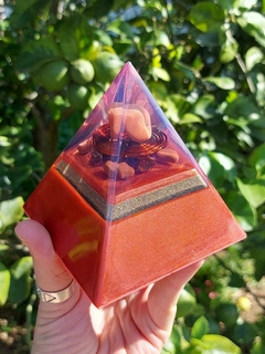 Pirâmide Orgonite Base 9,5cm com Nanotecnologia Vermelha - loja online