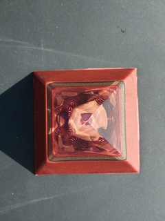 Pirâmide Orgonite Base 9,5cm com Nanotecnologia Vermelha na internet