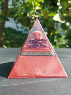 Pirâmide Orgonite Base 9,5cm com Nanotecnologia Vermelha