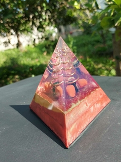 Pirâmide Orgonite Base Tetraedro com Nanotecnologia Vermelha na internet