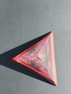 Pirâmide Orgonite Base Tetraedro com Nanotecnologia Vermelha - ORAC ORGONITES - Loja Online de Orgonites