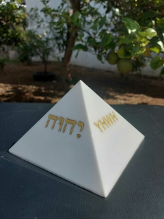 Pirâmide Orgonite Quéops Tetragrama Pró-Vida Base 13cm com Nanotecnologia - comprar online
