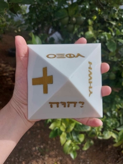 Pirâmide Orgonite Quéops Tetragrama Pró-Vida Base 13cm com Nanotecnologia - ORAC ORGONITES - Loja Online de Orgonites