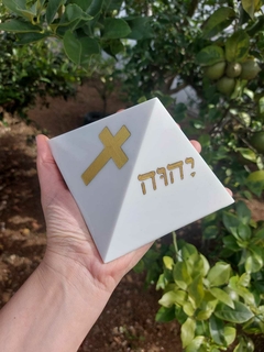 Pirâmide Orgonite Quéops Tetragrama Pró-Vida Base 13cm com Nanotecnologia na internet