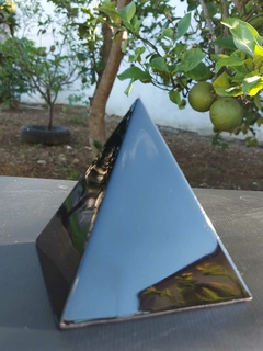 Pirâmide Orgonite Black Proteção com Nanotecnologia - comprar online