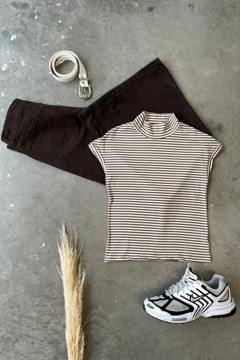 Remera rayada cuello alto y manga corta integrada al cuerpo. (MIC) - comprar online