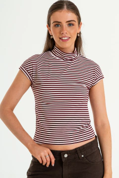 Remera rayada cuello alto y manga corta integrada al cuerpo. (MIC)