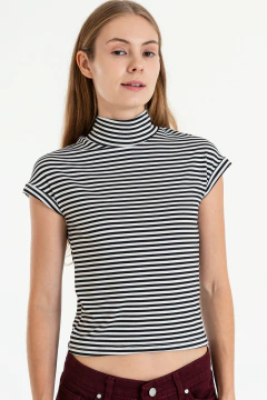 Remera rayada cuello alto y manga corta integrada al cuerpo. (MIC)