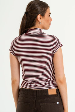 Remera rayada cuello alto y manga corta integrada al cuerpo. (MIC) en internet