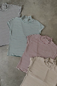 Remera rayada cuello alto y manga corta integrada al cuerpo. (MIC) en internet