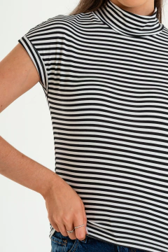 Remera rayada cuello alto y manga corta integrada al cuerpo. (MIC) en internet