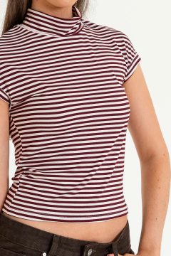 Remera rayada cuello alto y manga corta integrada al cuerpo. (MIC) - comprar online
