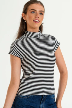 Remera rayada cuello alto y manga corta integrada al cuerpo. (MIC) - nox denim