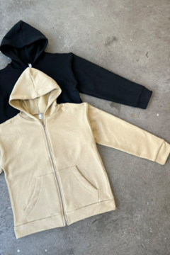 Campera con cierre capucha y bolsillos (POLONIA) - comprar online