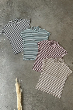 Remera rayada cuello alto y manga corta integrada al cuerpo. (MIC)