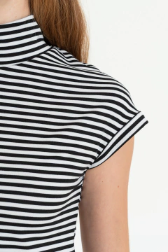 Remera rayada cuello alto y manga corta integrada al cuerpo. (MIC) en internet