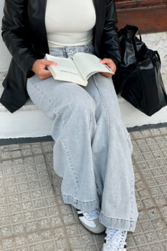 Wide leg rigido c/recorte Tiro Medio y boton interno (S ALFON) - tienda online
