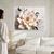 Quadro decorativo flor branca com efeito 3d exposta na sala de estar.