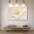 Quadro decorativo elegante flor branca minimalista exposto em uma sala de estar.