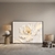 Quadro decorativo elegante flor branca minimalista exposto em uma sala de estar.
