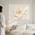 Quadro decorativo elegante flor branca minimalista exposto em uma sala de estar.