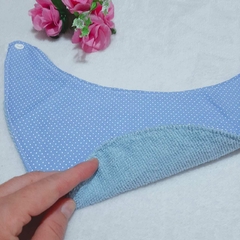 Babeiro bandana e babita poá azul - Mimos na Caixa