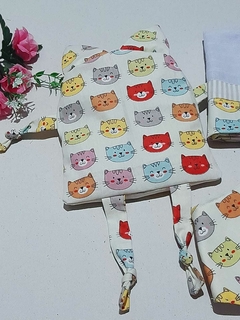 Kit presente Gatinhos: almofada de sementes, babeiro e babita - Mimos na Caixa