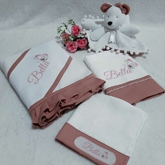 Imagem do Kit Presente para bebê: naninha, cueiro, babita e toalha Borboleta Rosa