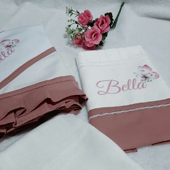 Kit Presente para bebê: naninha, cueiro, babita e toalha Borboleta Rosa - comprar online