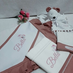Kit Presente para bebê: naninha, cueiro, babita e toalha Borboleta Rosa - loja online