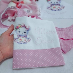 Imagem do Kit Presente para bebê Ursinha Delicada: manta, babeiro, babita e naninha