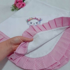 Kit Presente para bebê Ursinha Delicada: manta, babeiro, babita e naninha - Mimos na Caixa
