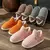 Chinelos de pelúcia antiderrapantes para homens e mulheres, chinelos quentes, monocromáticos, sapatos de algodão casuais, estilo conciso, inverno, casais, saltos envoltos