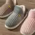 Chinelos de pelúcia antiderrapantes para homens e mulheres, chinelos quentes, monocromáticos, sapatos de algodão casuais, estilo conciso, inverno, casais, saltos envoltos na internet