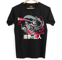 Camiseta preta com estampa do anime Attack on Titan, apresentando um personagem armado e em ação. Camiseta Attack on Titan