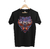 Camiseta preta com estampa colorida do Lynyrd Skynyrd, mostrando uma águia segurando guitarras. Camiseta Lynyrd Skynyrd Eagle Holding Guitars