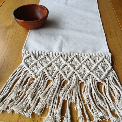 Camino de Mesa Rústico con Macramé