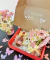 Regalo vino rosado, chocolates y mini ramo - buy online
