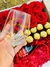 Regalo de tapa transparente con Vaso de cristal personalizado, chocolates,rosas y Mini Vino en internet