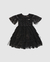Vestido preto de menina com babados e brilho, detalhes em tule e amarração nas costas. CARINHOSO MALWEE KIDS