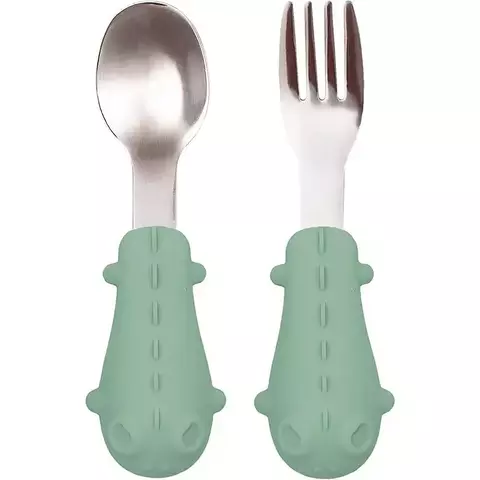 Conjunto de talheres com cabo em silicone na cor verde, composto por colher e garfo com design de animal.
