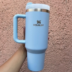 Imagen de 2X1 VASO TERMICO GRANDE TRAVEL QUENCHER STANLEY® 50% OFF SOLO POR HOY