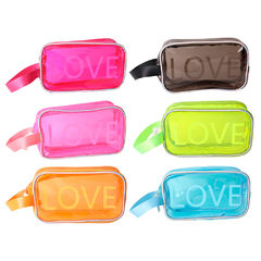 Necessaire Love da Miss Frandy em várias cores de plástico transparente, incluindo rosa, laranja, verde, azul e preta, com a palavra "LOVE" estampada e alça grossa.